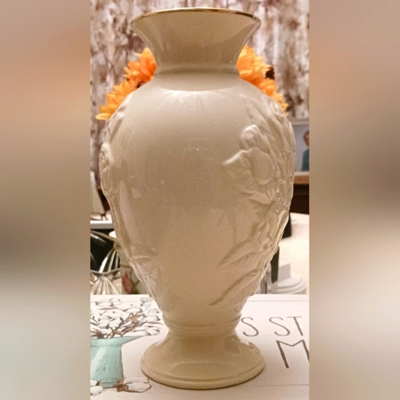 RARE FIND: Classic Lenox Rose Medley Porcelain Vase Trimmed in 24K Gold - Picture 4 of 5